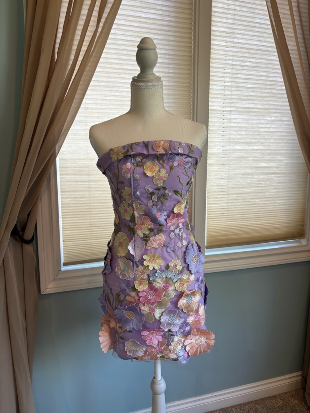 Stunning Vestique Lavender Strapless Floral Appliqué Mini Dress